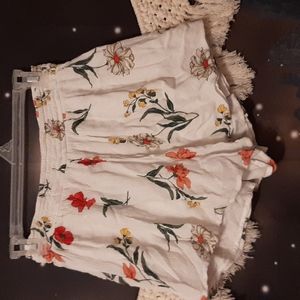 EUC white floral print hollister shorts loose fit ruffle size medium 100%viscose
